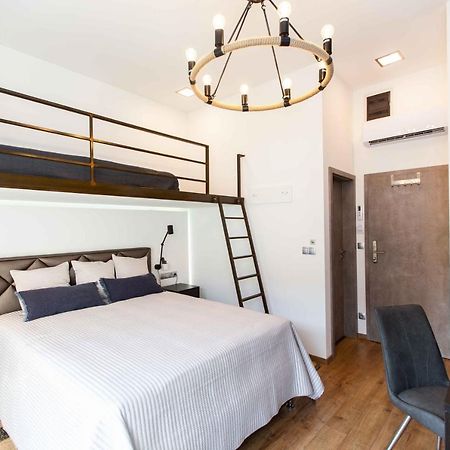 Premium Rooms By Hi5 - Style At The Comedy Theater Budapesta Exterior foto