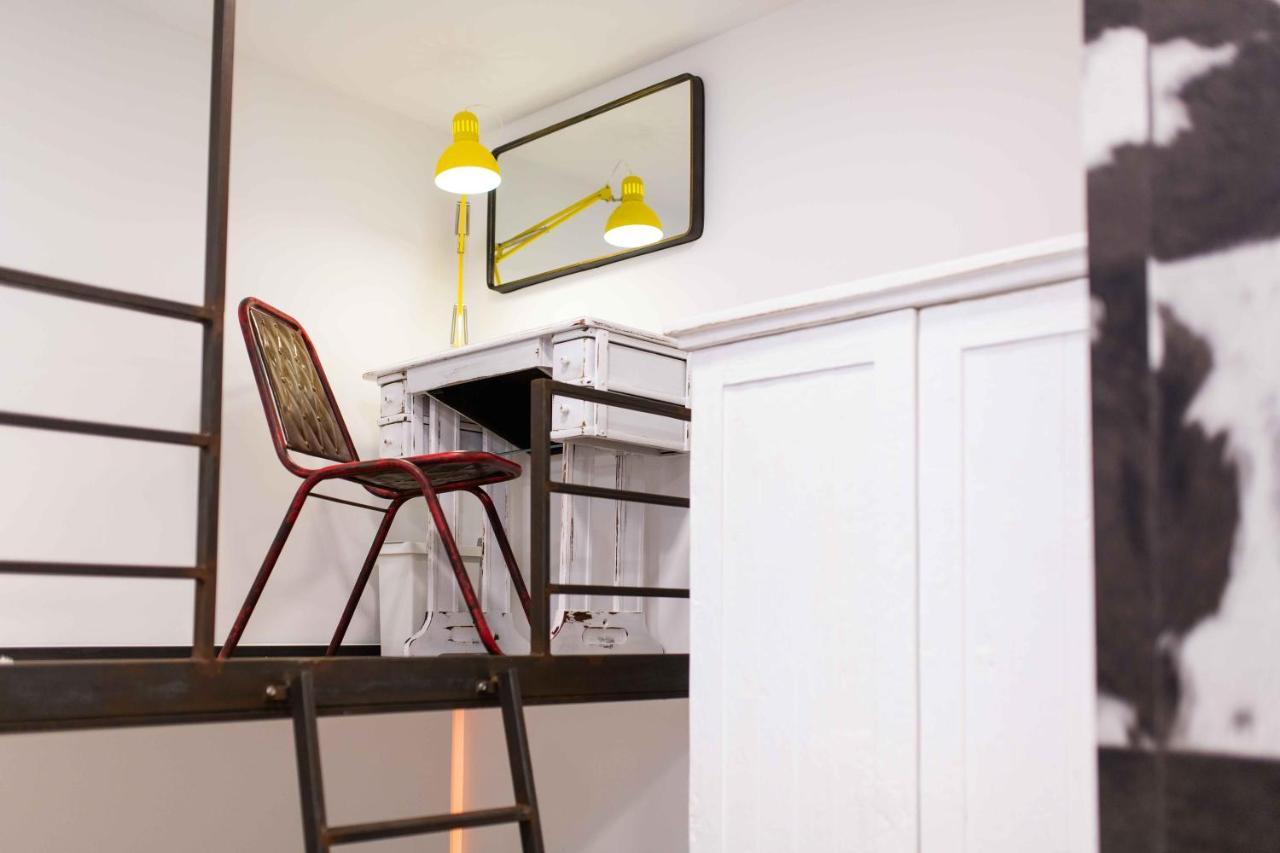 Premium Rooms By Hi5 - Style At The Comedy Theater Budapesta Exterior foto