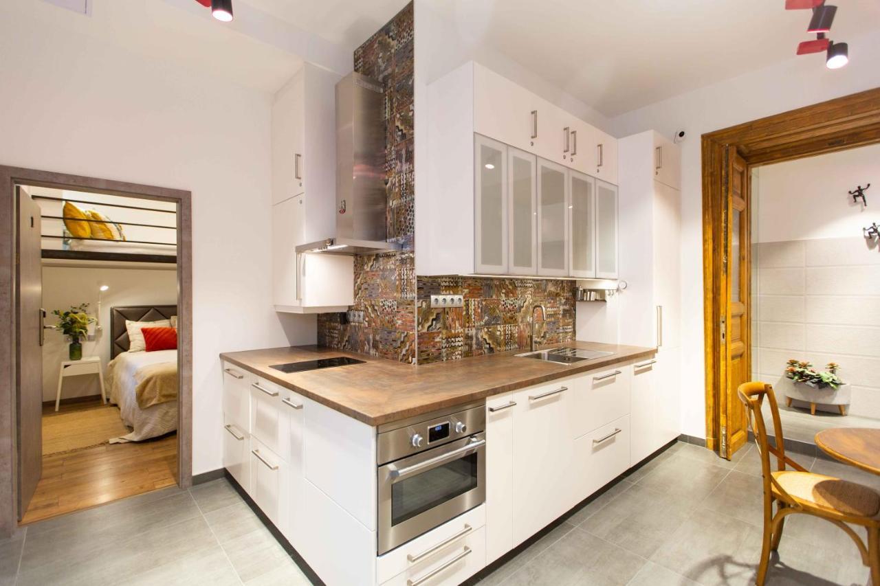 Premium Rooms By Hi5 - Style At The Comedy Theater Budapesta Exterior foto
