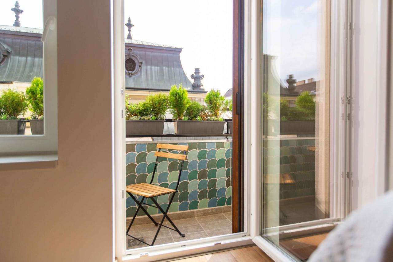 Premium Rooms By Hi5 - Style At The Comedy Theater Budapesta Exterior foto
