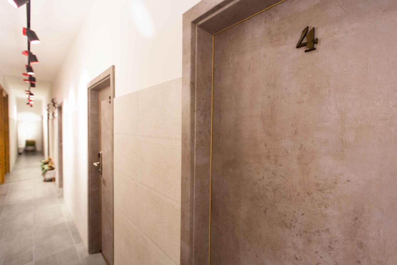 Premium Rooms By Hi5 - Style At The Comedy Theater Budapesta Exterior foto