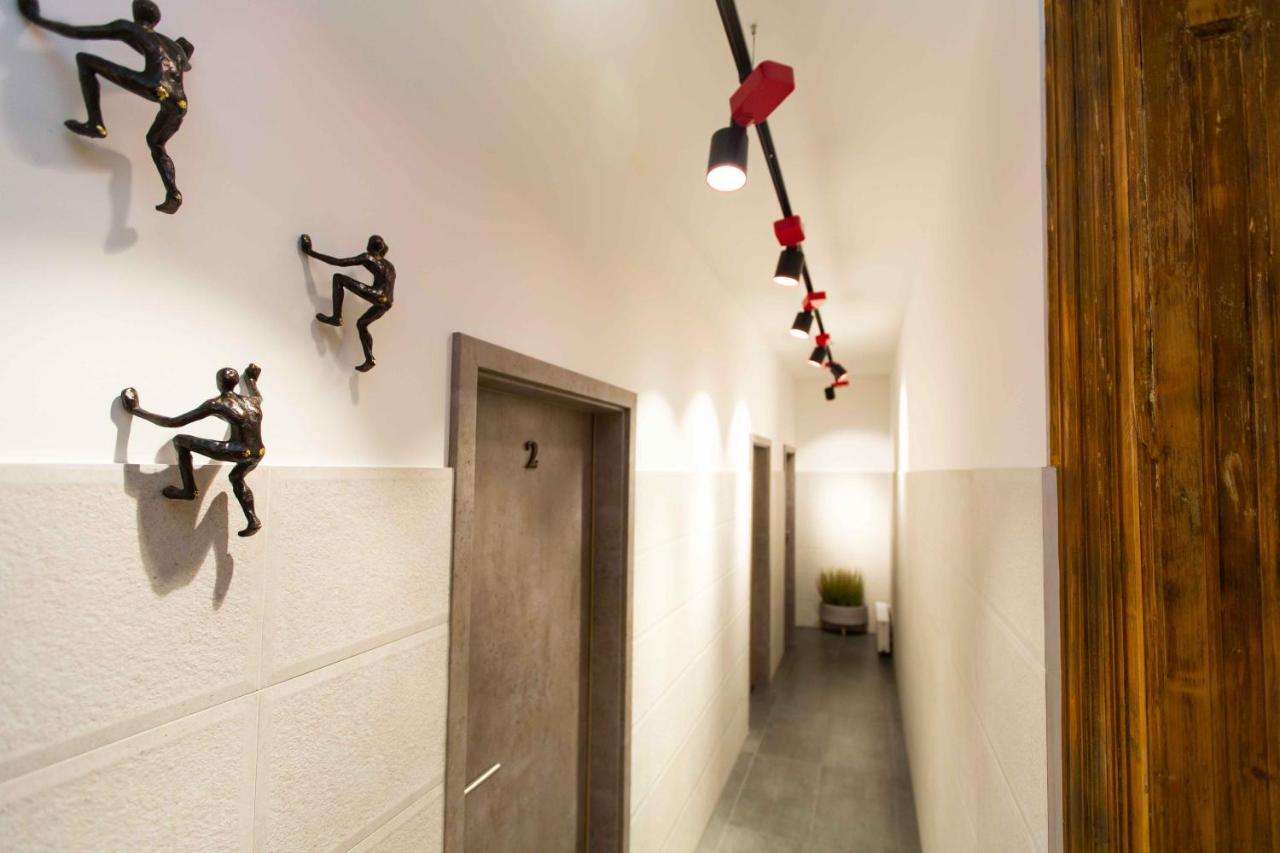 Premium Rooms By Hi5 - Style At The Comedy Theater Budapesta Exterior foto