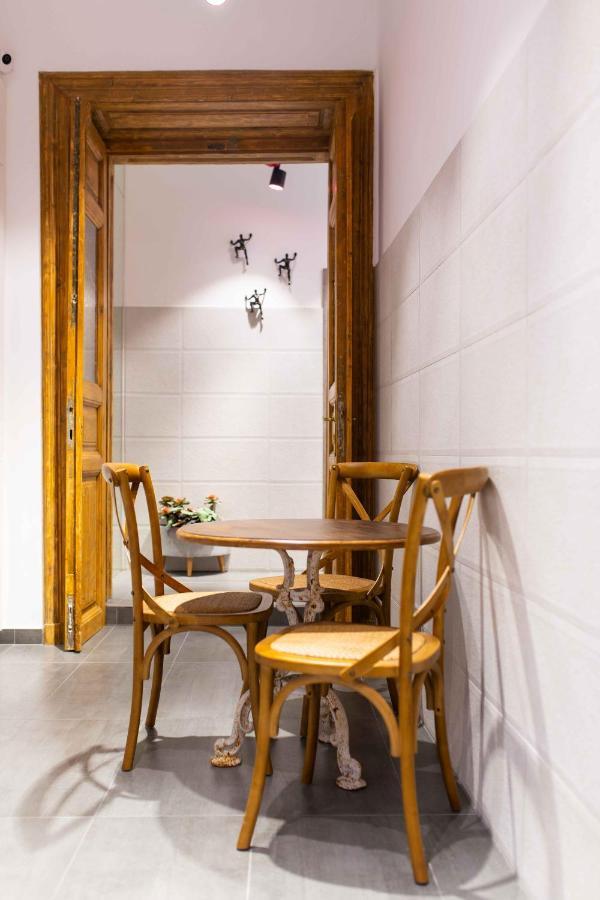 Premium Rooms By Hi5 - Style At The Comedy Theater Budapesta Exterior foto
