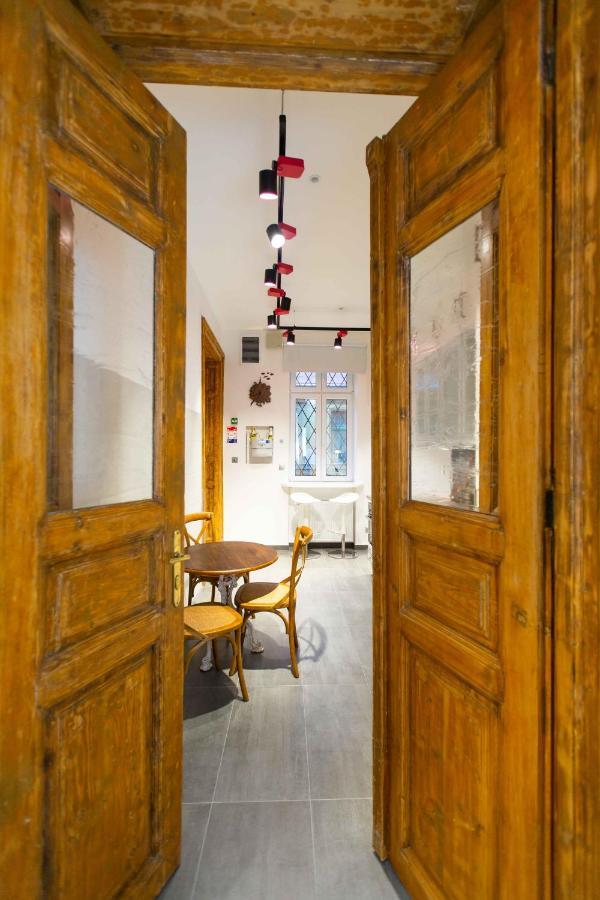 Premium Rooms By Hi5 - Style At The Comedy Theater Budapesta Exterior foto