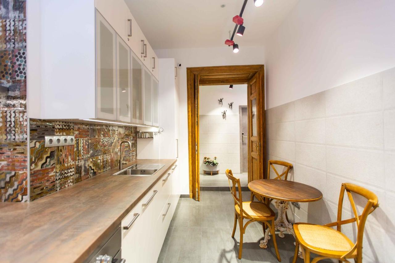 Premium Rooms By Hi5 - Style At The Comedy Theater Budapesta Exterior foto