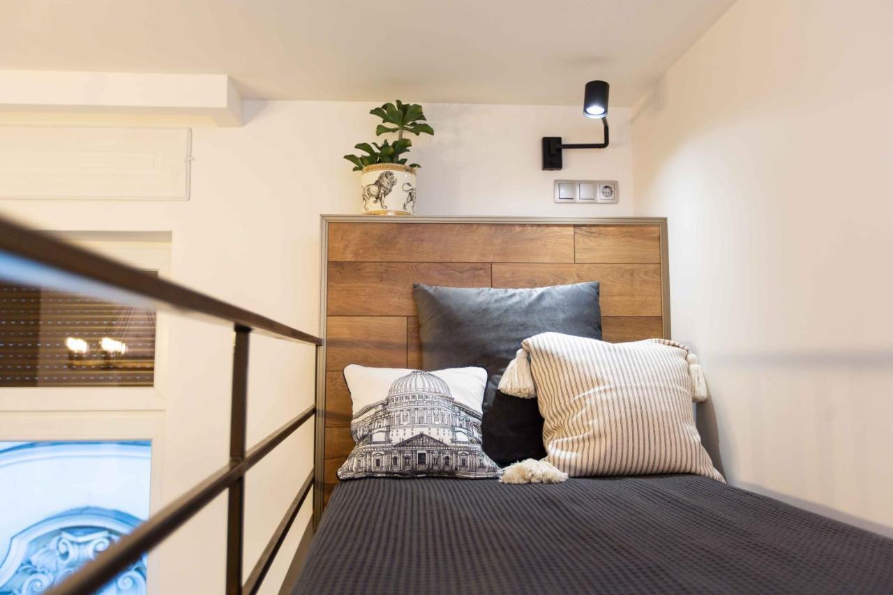 Premium Rooms By Hi5 - Style At The Comedy Theater Budapesta Exterior foto