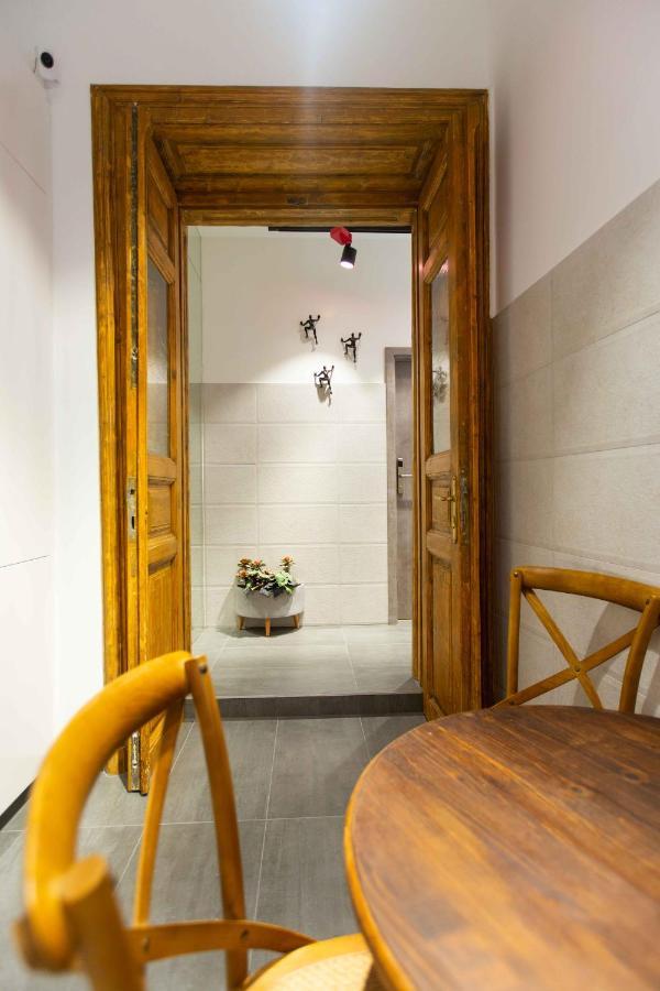 Premium Rooms By Hi5 - Style At The Comedy Theater Budapesta Exterior foto
